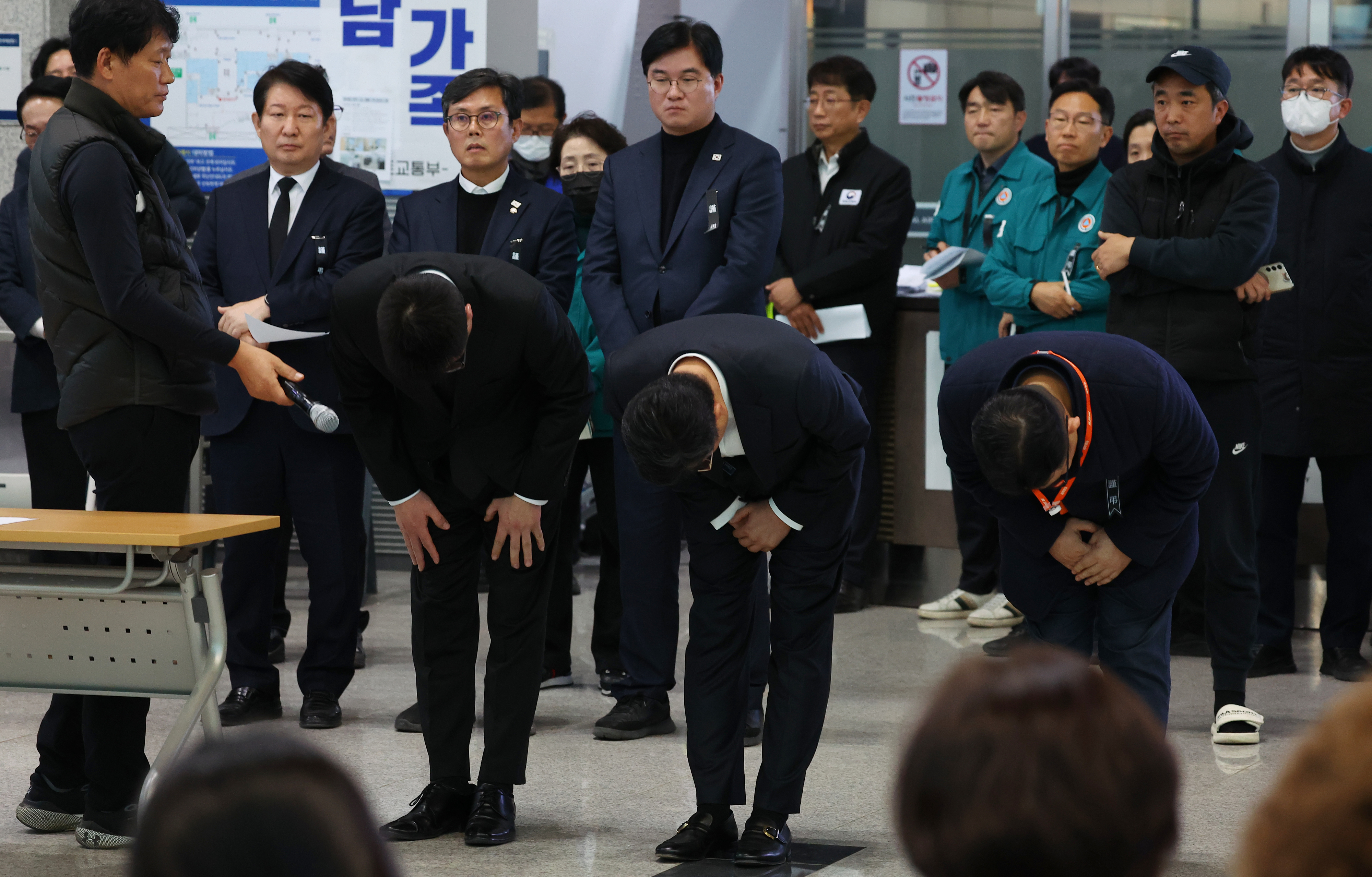 유가족에게 사과하는 고준 대표