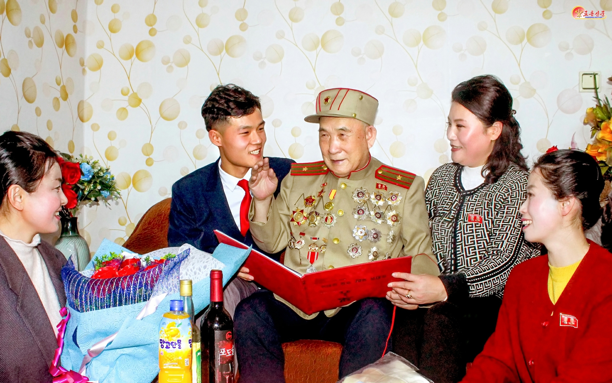 북한 노동당 기관지 노동신문은 4일 만경대 구역에 거주하는 한 노병을 조명하고 “노병을 찾는 것을 새 세대들의 응당한 본분”이라고 강조했다. 평양 노동신문 뉴스1