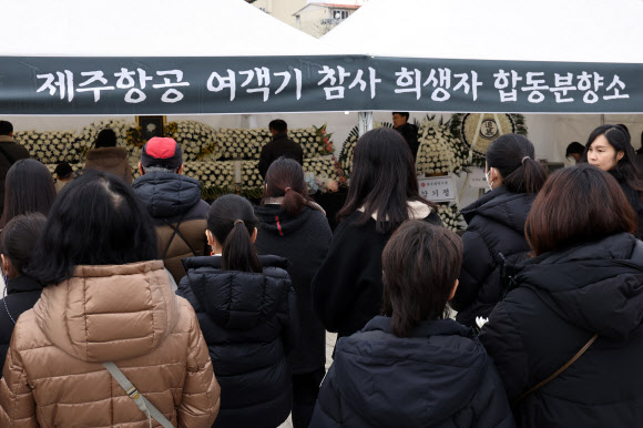 제주항공 참사 국가애도기간 마지막 날인 4일 오후 광주 동구 5·18민주광장에 설치된 합동분향소에서 시민들이 추모하고 있다. 2025.1.4. 연합뉴스