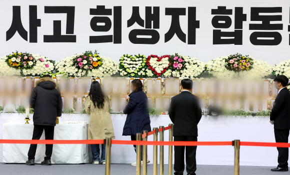 제주항공 여객기 참사 국가 애도 기간 마지막 날인 4일 전남 무안군 무안종합스포츠파크에 마련된 합동분향소를 찾은 시민들이 헌화하고 있다. 2025.1.4. 연합뉴스