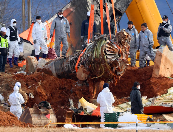 제주항공 여객기 참사 7일째인 4일 오후 무안국제공항 방위각시설(로컬라이저)에서 두 번째 엔진 인양 작업이 진행되고 있다. 2025.1.4. 연합뉴스