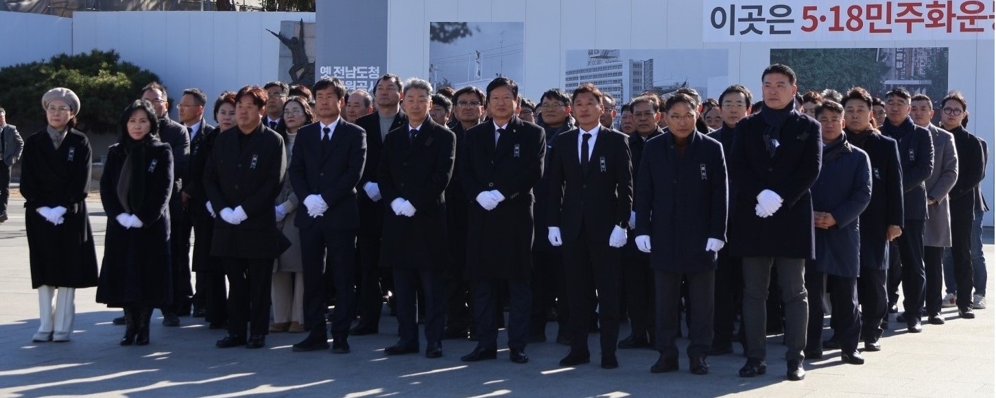 광주경영자총협회가 최근 광주 5.18 민주 광장에 마련된 제주항공 여객기 참사 합동 분향소에서 광주 경제단체 및 협회장 등 120명과 함께 희생자분들을 추모했다. 광주경총 제공