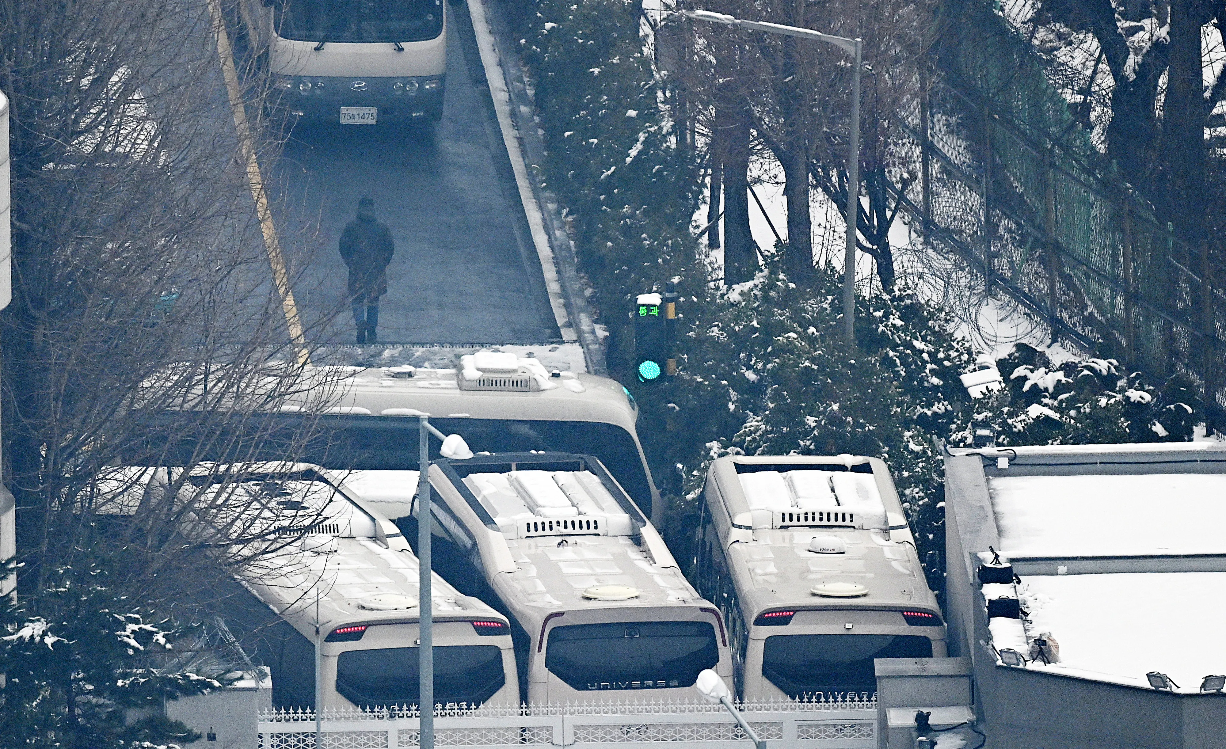 윤석열 대통령의 체포영장 유효기간 만료를 하루 앞둔 5일 오후 서울 용산구 한남동 대통령 관저 입구에 철조망이 설치되어 있다. 2025.1.5 홍윤기 기자