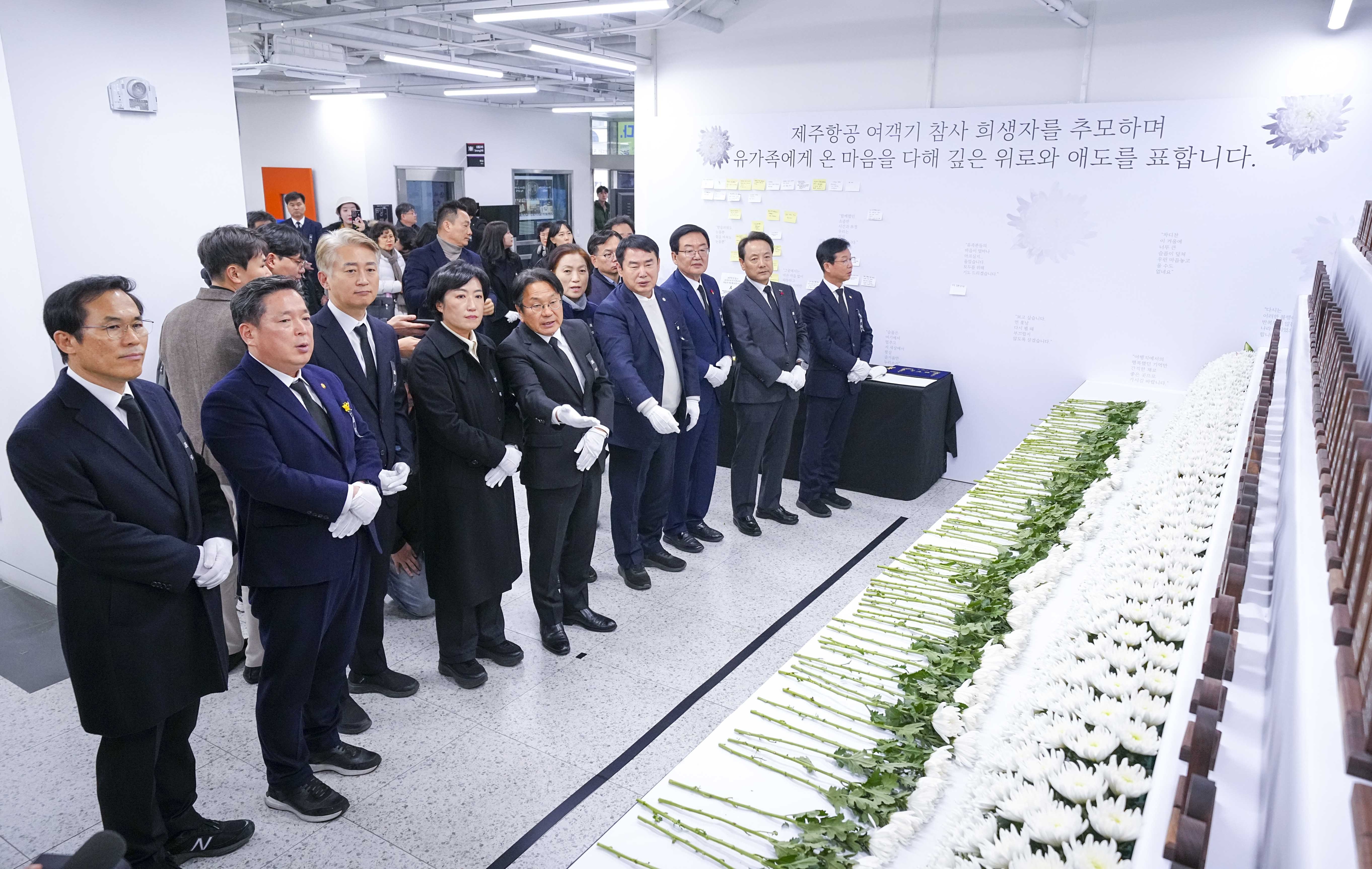 강기정 광주시장이 5일 오후 동구 전일빌딩245 1층으로 이전한 ‘제주항공 여객기 참사 희생자 합동분향소’를 찾아 신수정 광주시의회 의장, 이정선 광주시교육감, 5개 구청장 등과 합동 참배하고 있다. 광주광역시 제공