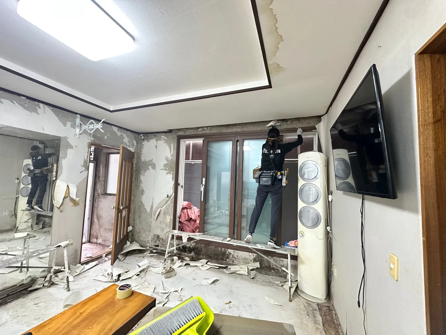 전남도배하는청년들 봉사단이 벽지 교체 작업을 하고 있다.