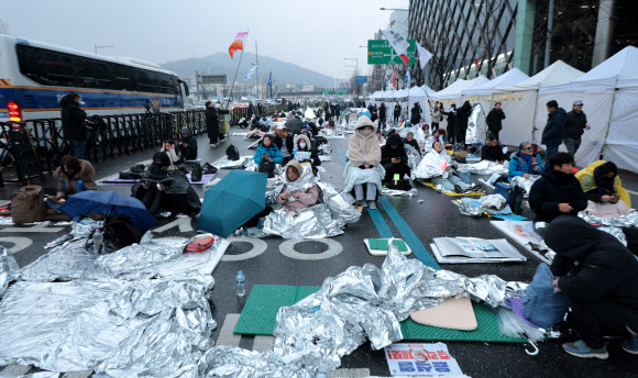 관저 앞 철야투쟁 이어가는 비상행동