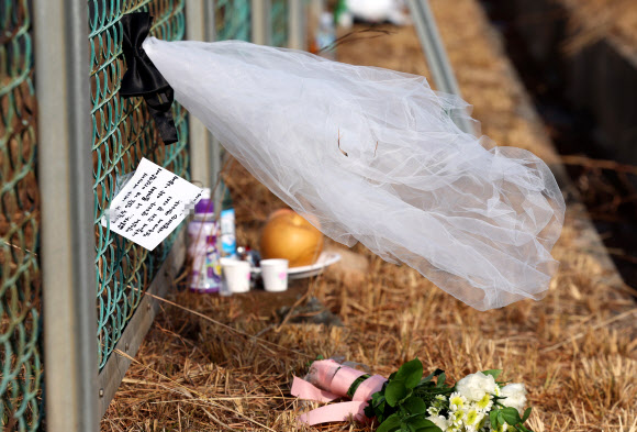 제주항공 여객기 참사 9일째인 6일 오전 전남 무안공항 사고 현장 울타리에 걸린 추모 면사포와 손편지가 바람에 날리고 있다. 2025.1.6. 연합뉴스