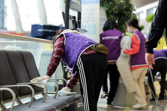 제주항공 여객기 참사 발생 9일째인 6일 오전 전남 무안국제공항 2층에서 구호단체 자원봉사자들이 장례 절차로 공항을 떠난 유가족들을 위해 정비 작업을 하고 있다. 2025.1.6. 연합뉴스