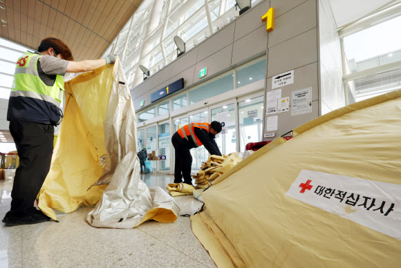 제주항공 여객기 참사 발생 9일째인 6일 오전 전남 무안국제공항 2층에서 구호단체 관계자들이 장례 절차로 공항을 떠난 유가족들을 위해 정비 작업을 하고 있다. 2025.1.6. 연합뉴스