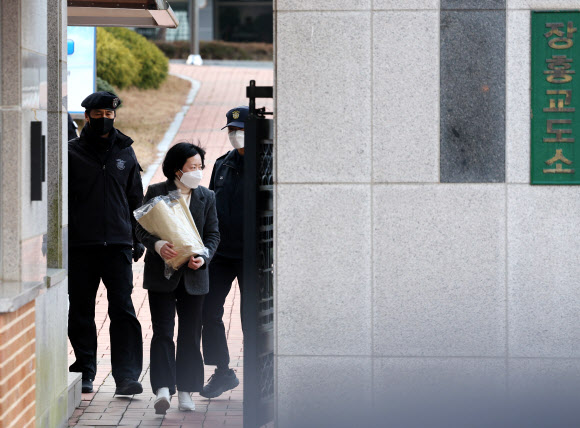 사건 발생 24년 만에 재심에서 무죄를 선고받은 김신혜 씨가 6일 전남 장흥군 용산면 장흥교도소에서 석방되고 있다. 김씨는 2000년 3월 아버지(당시 52세)에게 수면제를 탄 양주를 먹여 살해한 혐의로 기소돼 1심에서 무기징역을 선고받아 대법원 확정판결까지 받았으나, 2015년 재심 개시가 결정돼 이날 무죄를 선고받았다. 2025.1.6. 연합뉴스