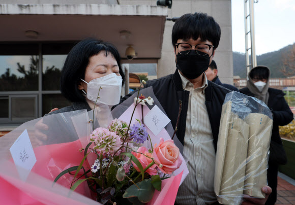 사건 발생 24년 만에 재심에서 무죄를 선고받은 김신혜 씨가 6일 전남 장흥군 용산면 장흥교도소에서 나오고 있다.  김씨는 2000년 3월 아버지(당시 52세)에게 수면제를 탄 양주를 먹여 살해한 혐의로 기소돼 1심에서 무기징역을 선고받아 대법원 확정판결까지 받았으나, 2015년 재심 개시가 결정돼 이날 무죄를 선고받았다. 2025.1.6. 연합뉴스