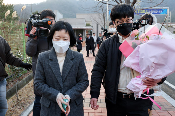 사건 발생 24년 만에 재심에서 무죄를 선고받은 김신혜 씨가 6일 전남 장흥군 용산면 장흥교도소에서 나와 이동하고 있다. 김씨는 2000년 3월 아버지(당시 52세)에게 수면제를 탄 양주를 먹여 살해한 혐의로 기소돼 1심에서 무기징역을 선고받아 대법원 확정판결까지 받았으나, 2015년 재심 개시가 결정돼 이날 무죄를 선고받았다. 2025.1.6. 연합뉴스