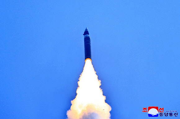 북한 미사일총국이 지난 6일 신형 극초음속 중장거리 탄도미사일 시험발사를 진행했다고 조선중앙통신이 7일 보도했다. 통신은 김정은 국무위원장이 화상감시체계로 참관했다고 전했다. 2025.1.7. 평양 조선중앙통신 연합뉴스
