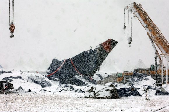 제주항공 여객기 참사 열흘째인 7일 전남 무안군 무안국제공항 사고 현장에 눈이 내리고 있다. 2025.1.7. 연합뉴스