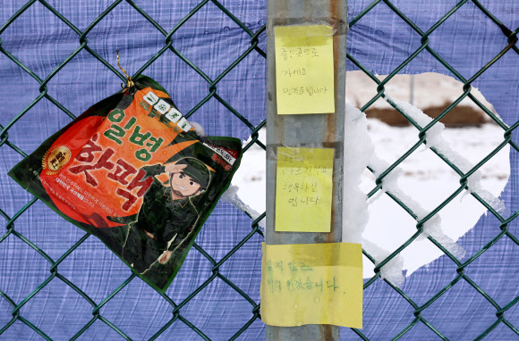 제주항공 여객기 참사 열흘째인 7일 전남 무안군 무안국제공항 사고 현장 울타리에 추모 물품과 메시지가 걸려 있다. 2025.1.7. 연합뉴스