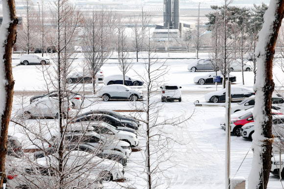 제주항공 여객기 참사 열흘째인 7일 오전 전남 무안국제공항 주차장에 희생자들이 남겨둔 차량과 유가족·수습 관계자들의 차량이 주차돼 있다. 국토교통부는 주차장에 방치된 희생자들의 차량을 견인해주는 지원책을 운영 중이다. 2025.1.7. 연합뉴스