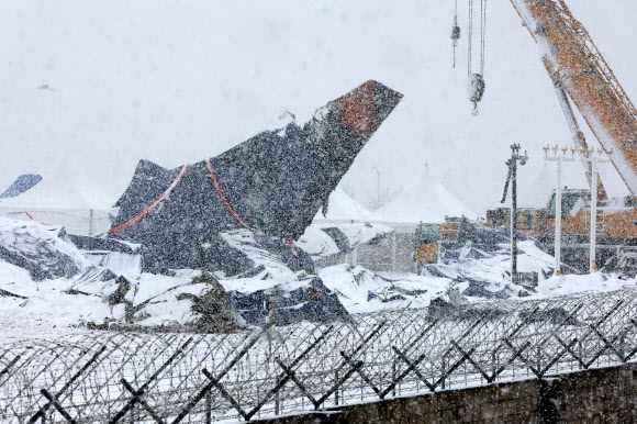 제주항공 여객기 참사 열흘째인 7일 전남 무안군 무안국제공항 사고 현장에 눈이 내리고 있다. 2025.1.7. 연합뉴스