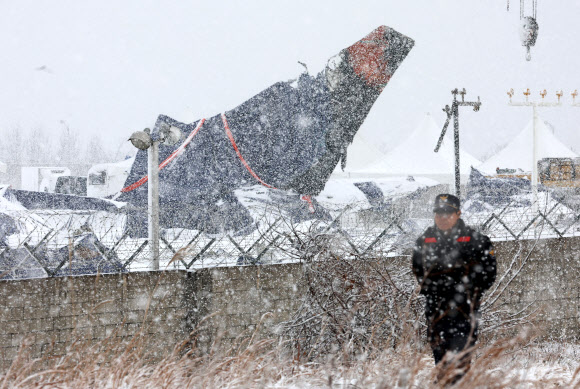 제주항공 여객기 참사 열흘째인 7일 전남 무안군 무안국제공항 사고 현장에 눈이 내리고 있다. 2025.1.7. 연합뉴스
