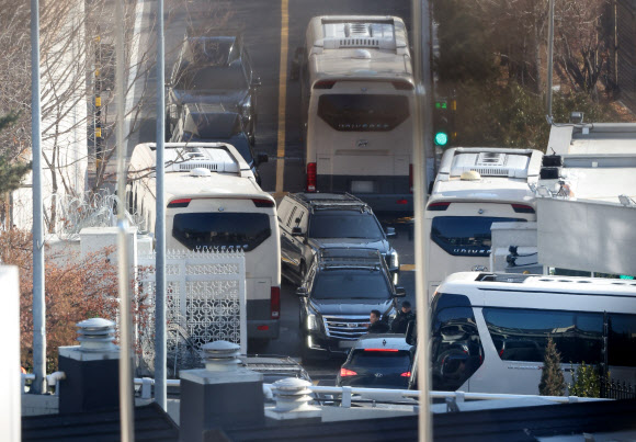 고위공직자범죄수사처와 경찰 국가수사본부가 참여하는 공조수사본부가 윤석열 대통령에 대한 체포영장 기한 연장에 나선 가운데 7일 서울 용산구 한남동 대통령 관저 입구로 여러 대의 차량이 빠져나가고 있다. 2025.1.7  연합뉴스