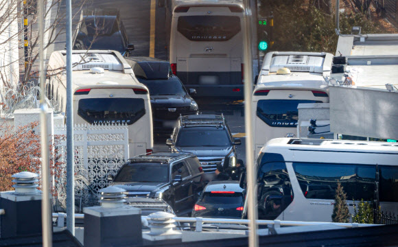 고위공직자범죄수사처와 경찰 국가수사본부가 참여하는 공조수사본부가 윤석열 대통령에 대한 체포영장 기한 연장에 나선 가운데 7일 서울 용산구 한남동 대통령 관저 입구로 여러 대의 차량이 빠져나가고 있다. 2025.1.7  연합뉴스