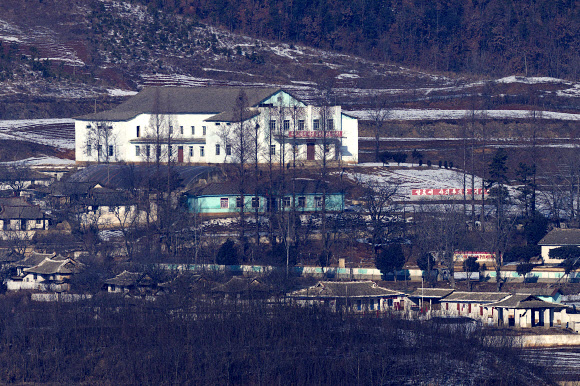 북한이 ‘신형 극초음속 중장거리 탄도미사일’ 시험발사에 성공했다고 주장한 7일 경기도 파주시 오두산 통일전망대에서 바라본 북한 황해북도 개풍군에서 ‘쌀로써 사회주의를 지키자’ 등의 선전구호가 보이고 있다. 2025.1.7  연합뉴스