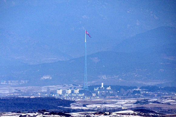 북한이 ‘신형 극초음속 중장거리 탄도미사일’ 시험발사에 성공했다고 주장한 7일 경기도 파주시 오두산 통일전망대에서 바라본 서부전선 비무장지대(DMZ)에서 북측 기정동 마을 인공기가 펄럭이고 있다. 2025.1.7  연합뉴스