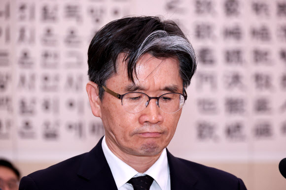 오동운 고위공직자범죄수사처장이 7일 오후 국회 법제사법위원회 전체회의에서 굳은 표정을 짓고 있다. 2025.1.7  연합뉴스