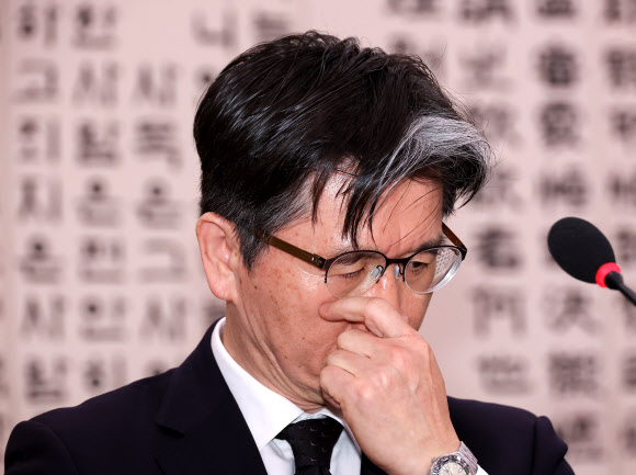 오동운 고위공직자범죄수사처장이 7일 오후 국회 법제사법위원회 전체회의에 출석해 굳은 표정을 짓고 있다.  2025.1.7  연합뉴스