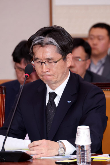 오동운 고위공직자범죄수사처장이 7일 오후 국회 법제사법위원회 전체회의에 출석해 자료를 살펴보고 있다. 2025.1.7  연합뉴스