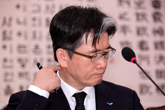 오동운 고위공직자범죄수사처장이 7일 오후 국회 법제사법위원회 전체회의에 굳은 얼굴로 착석해 있다. 2025.1.7  연합뉴스