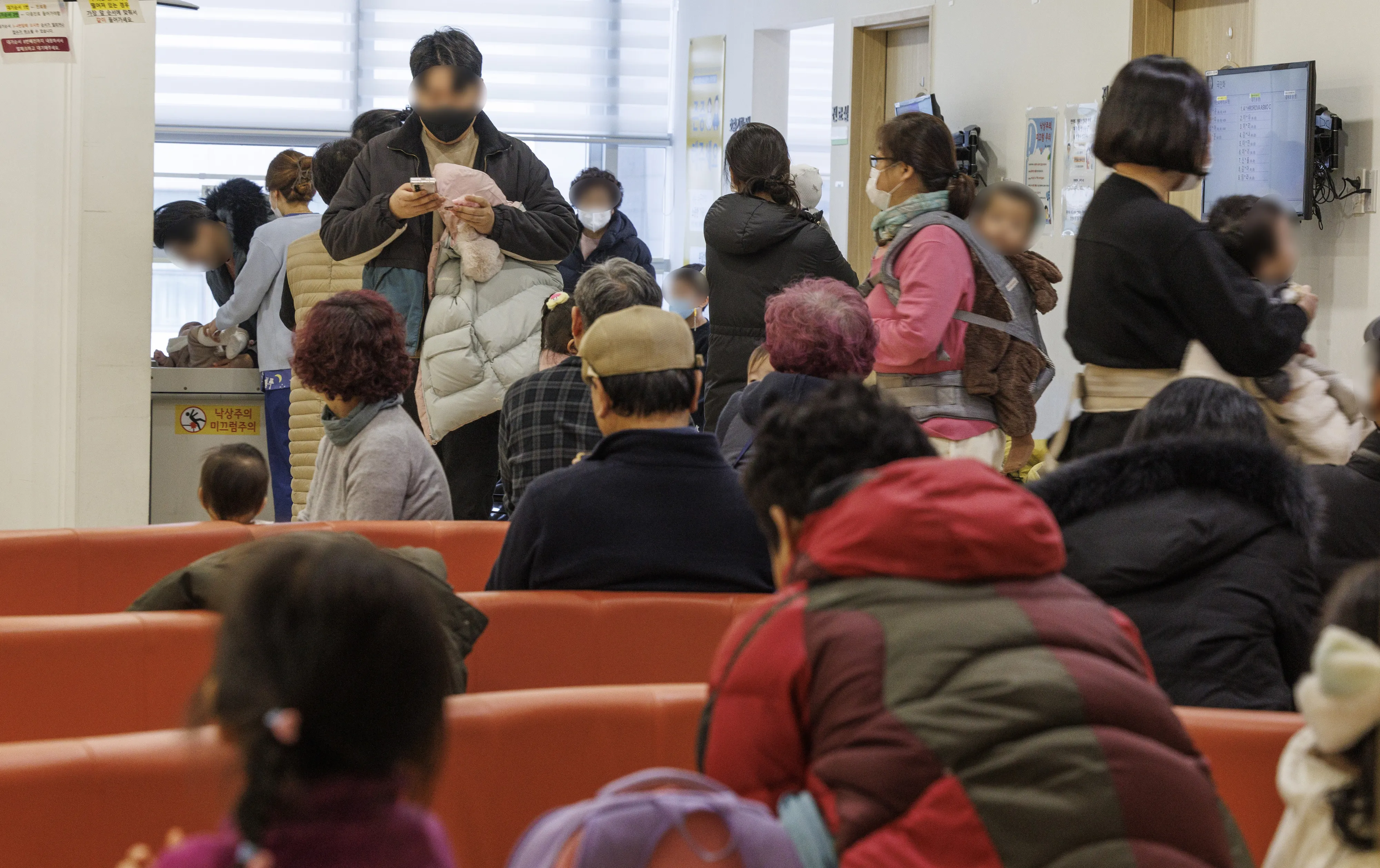 독감 환자 무서운 증가세, 진료로 붐비는 병원  서울 성북구의 한 병원이 진료를 보려는 환자와 보호자들로 붐비고 있다. 2025.1.6 연합뉴스