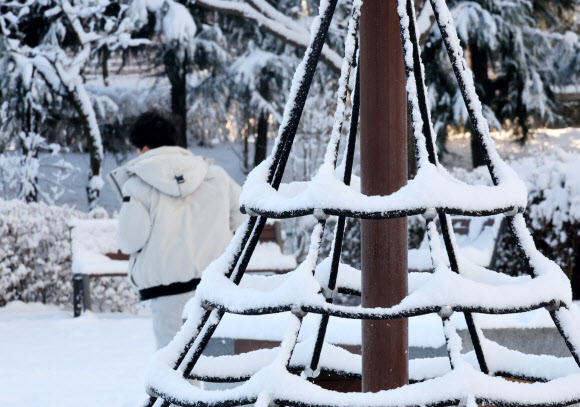 전북 전주에 폭설이 내린 8일 오전, 전주시 완산구 효자동의 한 놀이터에서 아이들이 뛰어 놀고 있다. 2025.1.8 연합뉴스