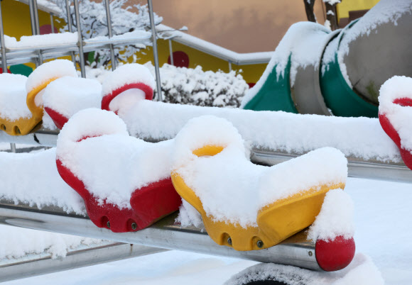 전북 전주에 폭설이 내린 8일 오전, 시소에 눈이 쌓여 있다. 2025.1.8 연합뉴스