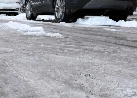 전북 전주에 폭설이 내린 8일 오전, 한 아파트 단지 도로가 얼어 있다. 2025.1.8 연합뉴스