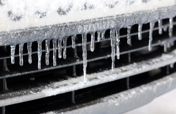전북 전주에 폭설이 내린 8일 오전, 밤새 눈을 맞은 자동차에 고드름이 매달려 있다. 2025.1.8 연합뉴스