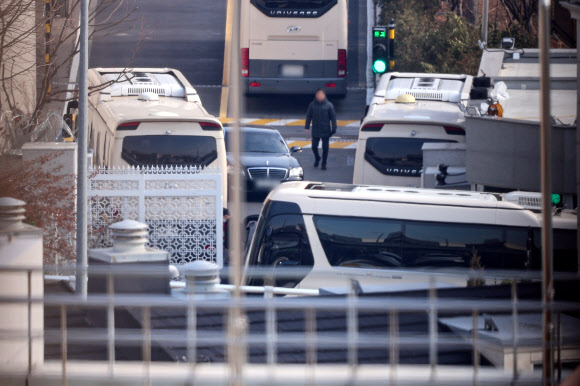 대통령 관저 빠져나가는 차량