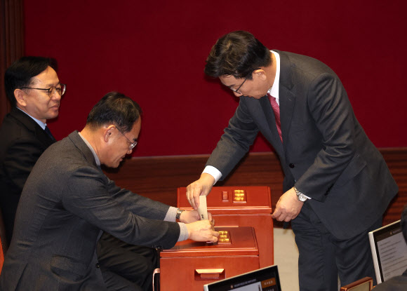 재표결 투표하는 권성동 원내대표