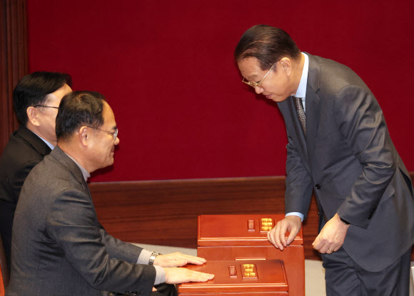 재표결 투표하는 권영세 비상대책위원장