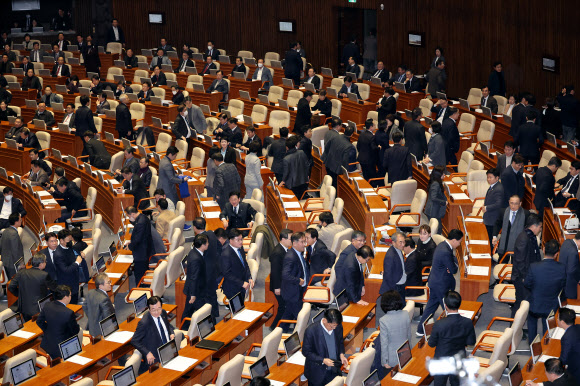 부결 후 본회의장 나서는 야당 의원들