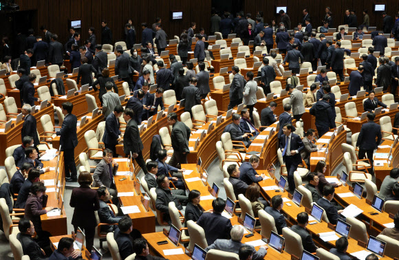 퇴장하는 야당 의원들