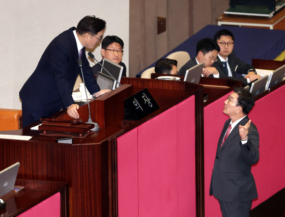국회의장에게 이야기하는 권성동 원내대표