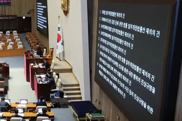 우원식 국회의장이 8일 오후 국회 본회의에서 재의 요구 8개 법안에 대한 재표결 결과를 발표하고 있다. <br>‘내란·김건희 여사 특검법’ 등 쌍특검법을 비롯한 8개 법안 모두 부결됐다. 2025.1.8.<br>연합뉴스