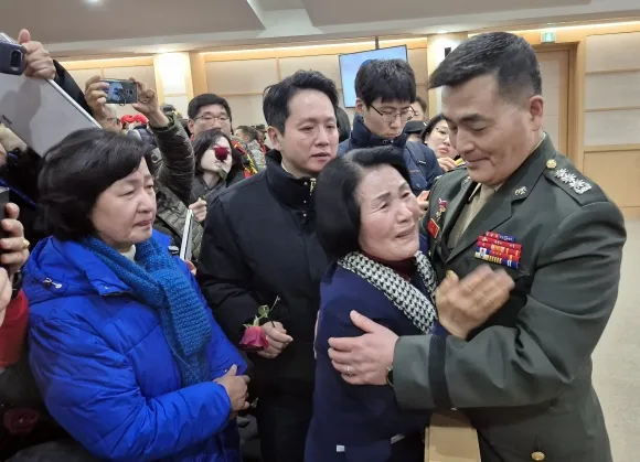 해병대 채모 상병 순직 사건과 관련해 항명 및 상관명예훼손 혐의로 기소된 박정훈(오른쪽) 전 해병대 수사단장(대령)이 9일 서울 중앙지역군사법원 1심 선고에서 무죄를 받은 뒤 어머니 김봉순씨와 포옹하고 있다.<br>연합뉴스