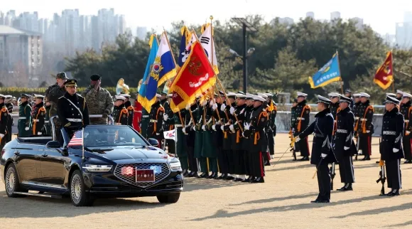 김명수 합동참모본부 의장과 제이비어 브런슨 신임 한미연합군사령관이 9일 오전 서울 용산구 국방부 연병장에서 열린 환영 의장 행사에서 의장대를 사열하고 있다. 지난달 20일 취임 후 처음으로 합참을 방문한 브런슨 사령관은 한국·미국·일본의 안보 협력 관계 지속에 대해 “3국 훈련의 추동력을 유지하는 것이 중요하다”며 “역내 안정은 지속 발전하는 한미일 안보협력에 달려 있다”고 했다.<br>뉴시스