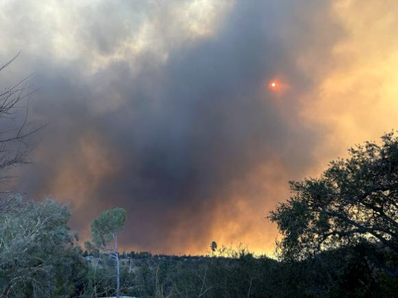 8일(현지시간) 연기로 뒤덮인 미 로스앤젤레스(LA) 카운티 라카냐다 플린트리지의 산지. 연합뉴스
