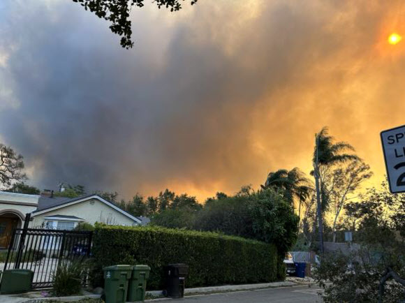8일(현지시간) 연기로 뒤덮인 미 로스앤젤레스(LA) 카운티의 라카냐다 플린트리지 주택가. 연합뉴스