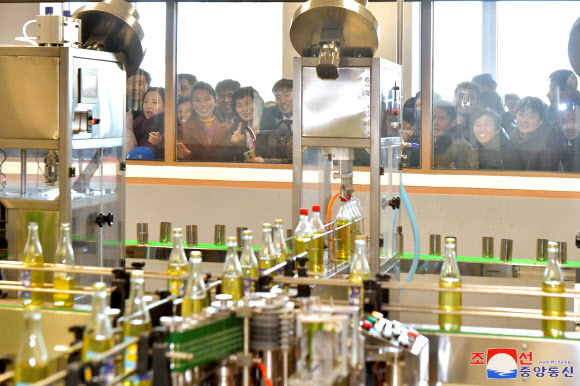 북한 ‘지방발전 20×10 정책’의 일환으로 건설된 숙천군 지방공업공장 준공식이 지난 8일 진행됐다고 조선중앙통신이 9일 보도했다. 북한 주민들이 공장을 둘러보고 있다. 2025.1.9. 평양 조선중앙통신 연합뉴스