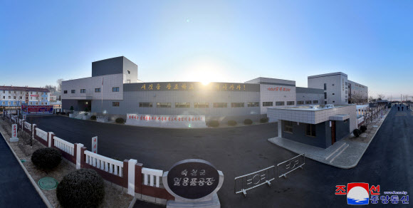 북한 ‘지방발전 20×10 정책’의 일환으로 건설된 숙천군 지방공업공장 준공식이 지난 8일 진행됐다고 조선중앙통신이 9일 보도했다. 2025.1.9. 평양 조선중앙통신 연합뉴스