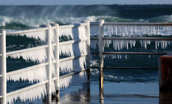 혹한이 몰아친 9일 강원 강릉시 강문해변 방파제 난간에 바닷물이 얼어붙어 고드름이 생겼다. 2025.1.9. 연합뉴스