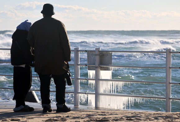 혹한이 몰아친 9일 강원 강릉시 강문해변 방파제 난간에 바닷물이 얼어붙어 고드름이 생겼다. 2025.1.9. 연합뉴스